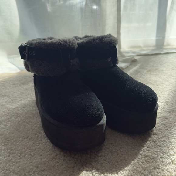 UGG women’s Size 6 Platform Boots Black and Grey Buckle fur - Picture 3 of 7